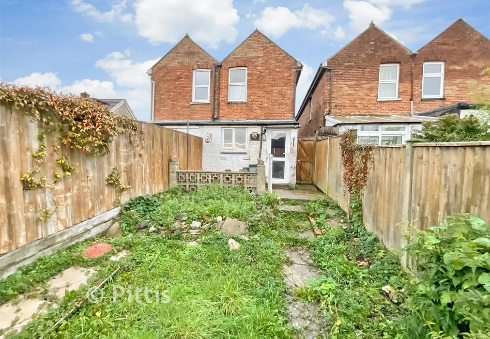 Garden - Adelaide Grove, East Cowes, Isle of Wight - Wards of Kent