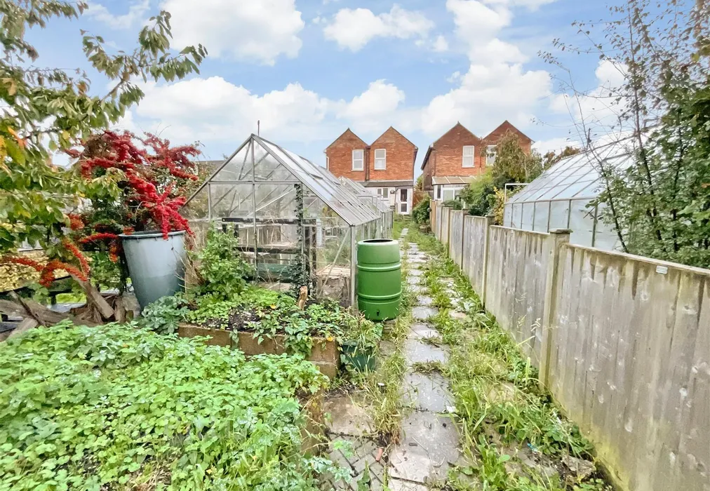 Garden - Adelaide Grove, East Cowes, Isle of Wight - Wards of Kent