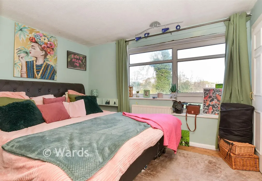 Bedroom 1 - Lower Road, Faversham, Kent - Wards of Kent