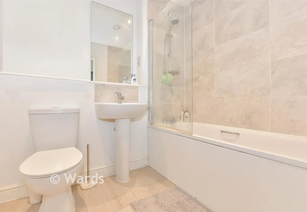 Bathroom - Chimney Avenue, Maidstone, Kent - Wards of Kent