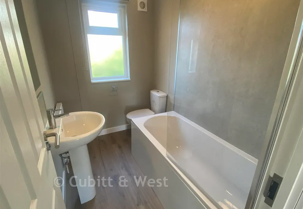Bathroom - Durford Road, Petersfield, Hampshire - Wards of Kent