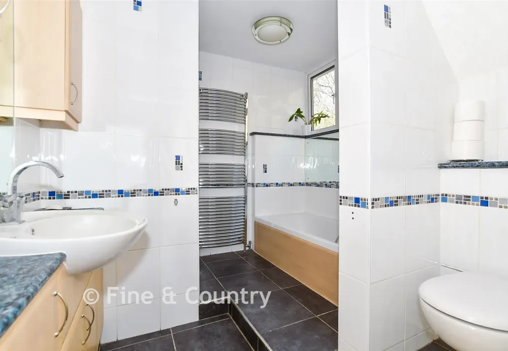 Bathroom - Denstroude Lane, Denstroude, Canterbury, Kent - Wards of Kent