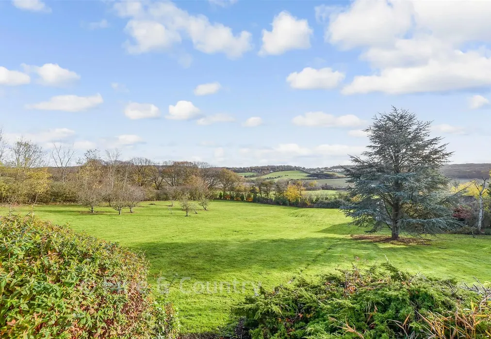 Rear Garden - Denstroude Lane, Denstroude, Canterbury, Kent - Wards of Kent