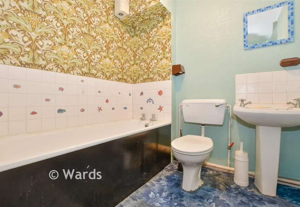 Bathroom - Cavendish Road, Rochester, Kent - Wards of Kent