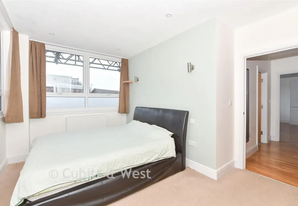 Bedroom 1 - London Road, East Grinstead, West Sussex - Wards of Kent