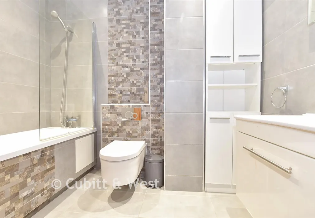 Bathroom - London Road, East Grinstead, West Sussex - Wards of Kent