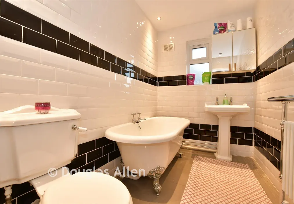 Bathroom - Hall Road, Chadwell Heath, Romford, Essex - Wards of Kent