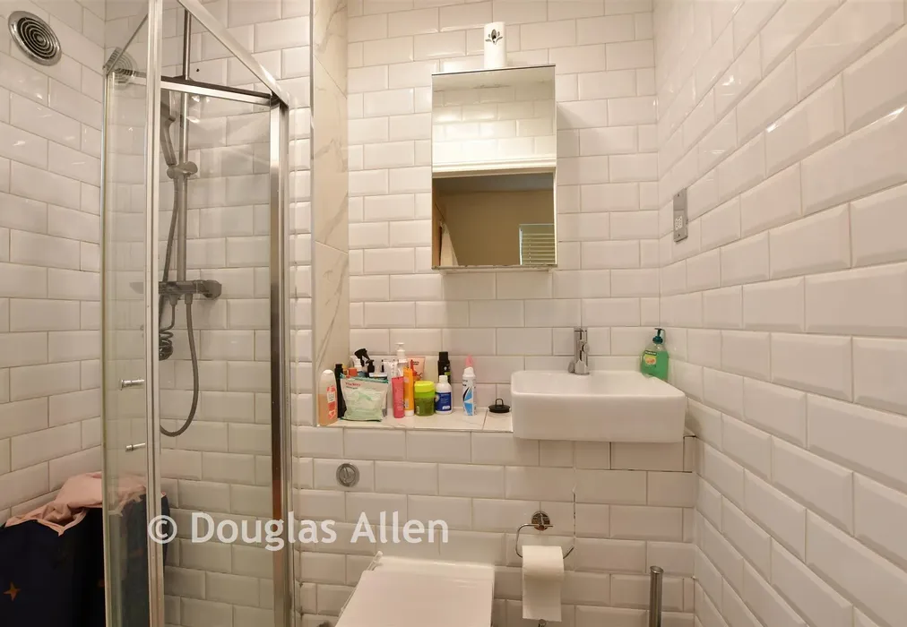 En-Suite - Hall Road, Chadwell Heath, Romford, Essex - Wards of Kent