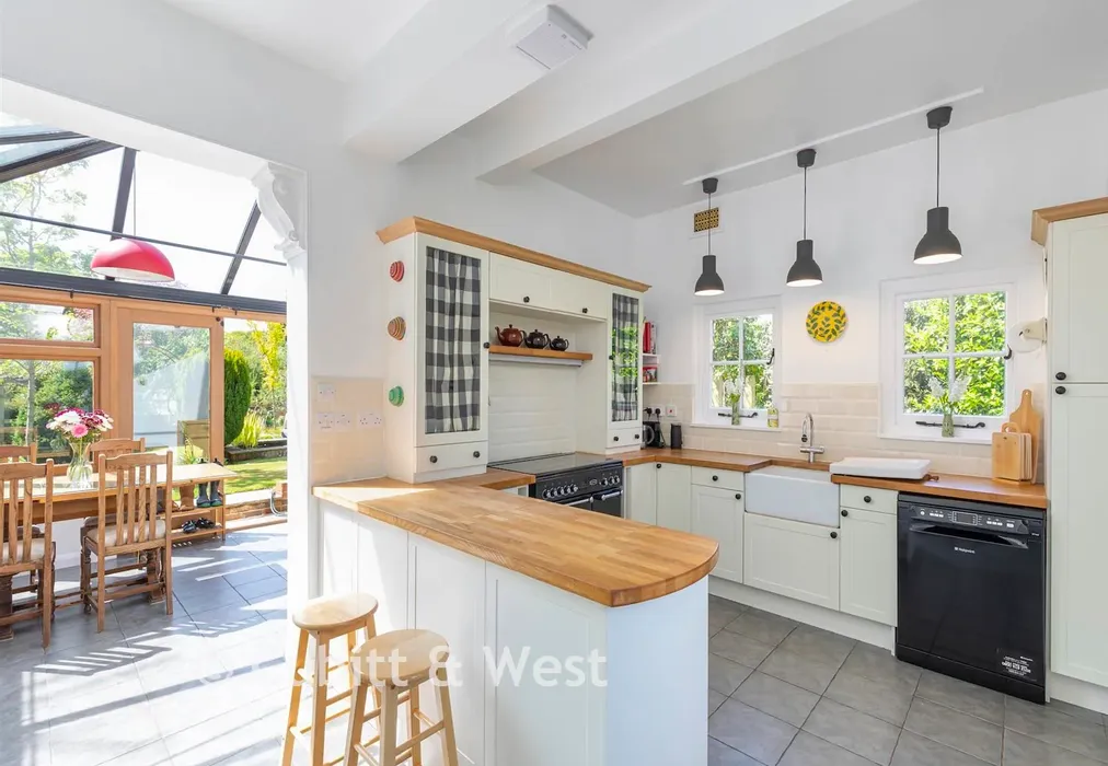 Kitchen - Turners Hill Road, Crawley Down, West Sussex - Wards of Kent