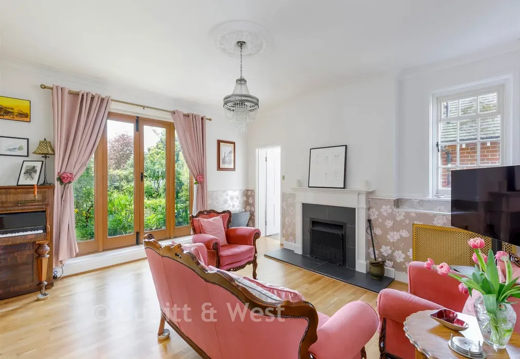 Lounge - Turners Hill Road, Crawley Down, West Sussex - Wards of Kent