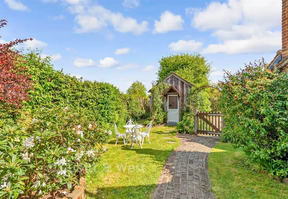 Garden - Turners Hill Road, Crawley Down, West Sussex - Wards of Kent