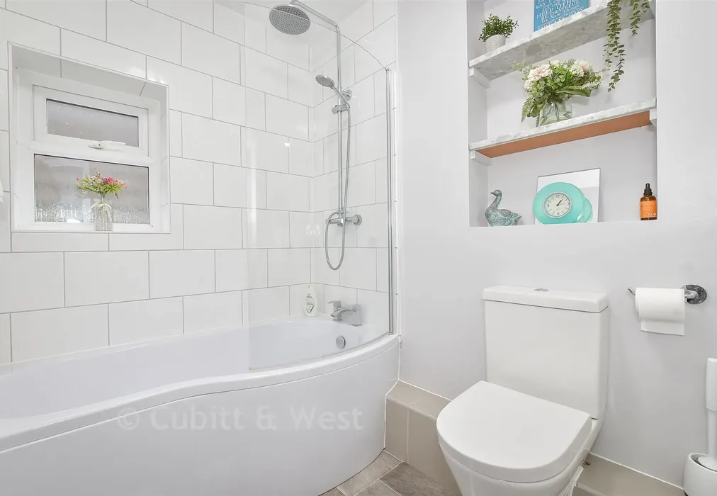 Bathroom - Cleveland Road, Chichester, West Sussex - Wards of Kent