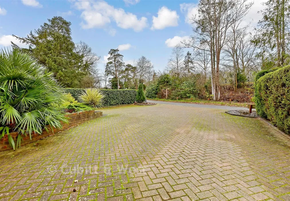 Driveway/Parking - Forest Lane, East Horsley, Leatherhead, Surrey - Wards of Kent