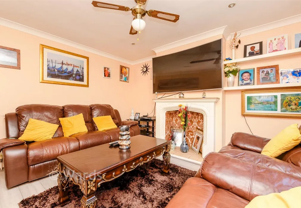 Lounge - Upper Wickham Lane, Welling, Kent - Wards of Kent