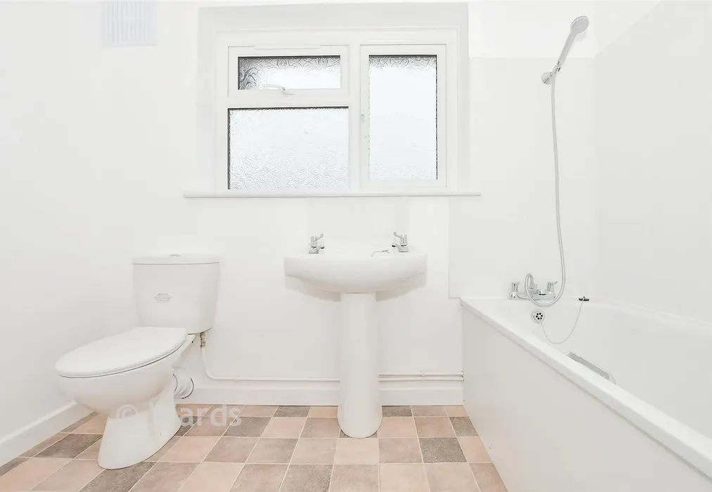 Bathroom - Meadow Walk, Snodland, Kent - Wards of Kent