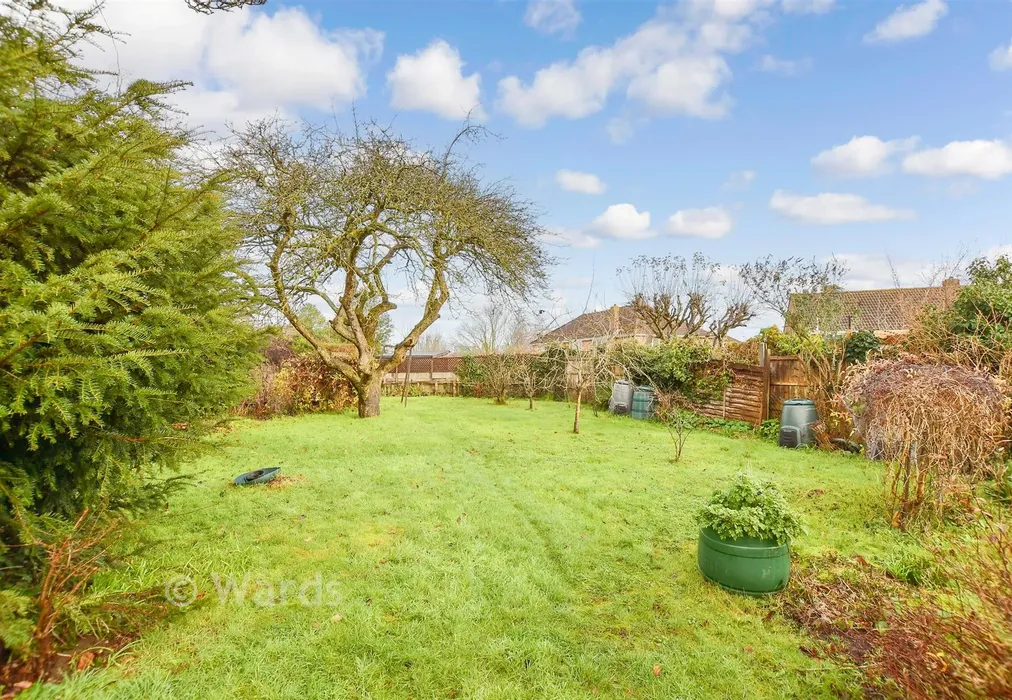 Side Garden - Meadow Walk, Snodland, Kent - Wards of Kent