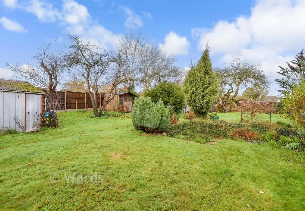 Side Garden - Meadow Walk, Snodland, Kent - Wards of Kent