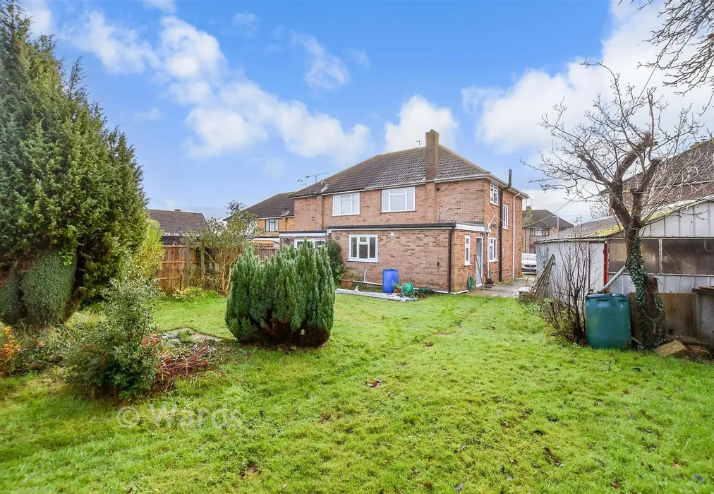 Side Garden - Meadow Walk, Snodland, Kent - Wards of Kent