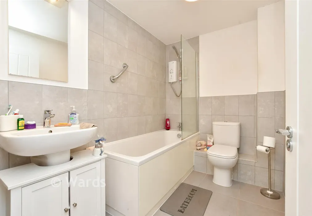 Bathroom - Albion Road, Broadstairs, Kent - Wards of Kent