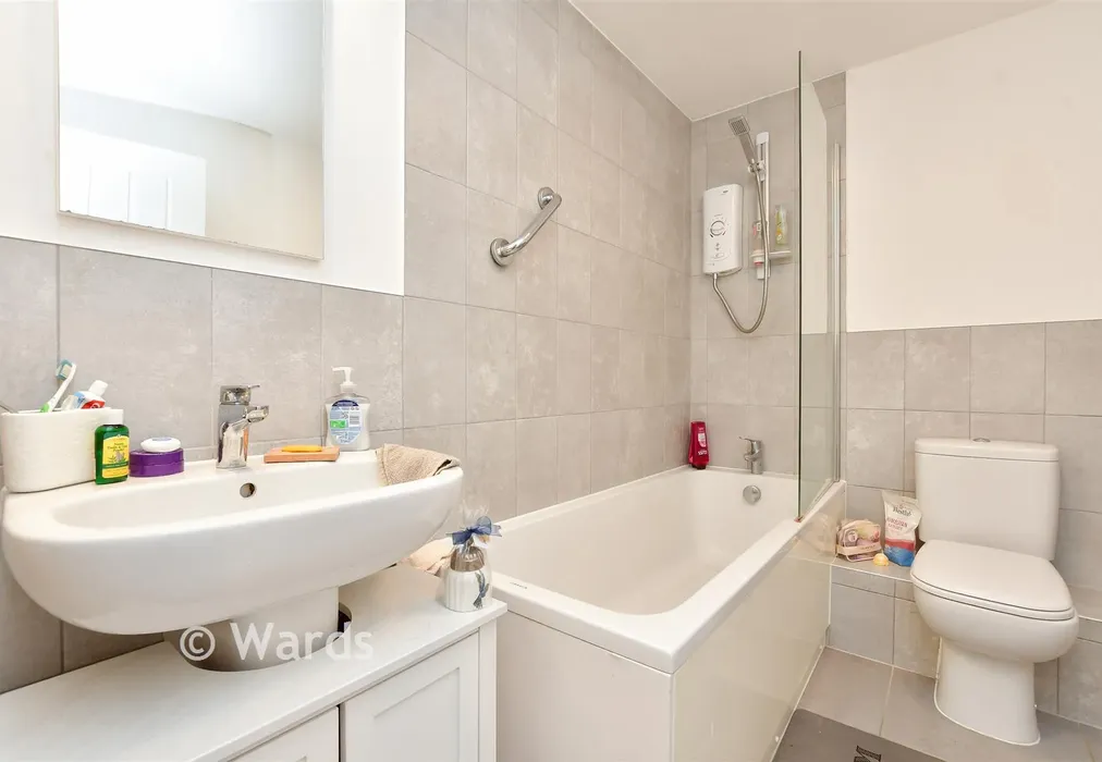 Bathroom - Albion Road, Broadstairs, Kent - Wards of Kent