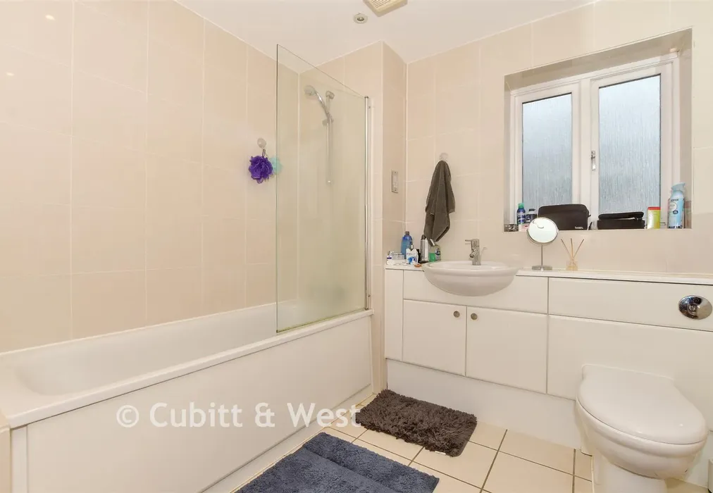 Bathroom - Hurst Park, Horsham, West Sussex - Wards of Kent