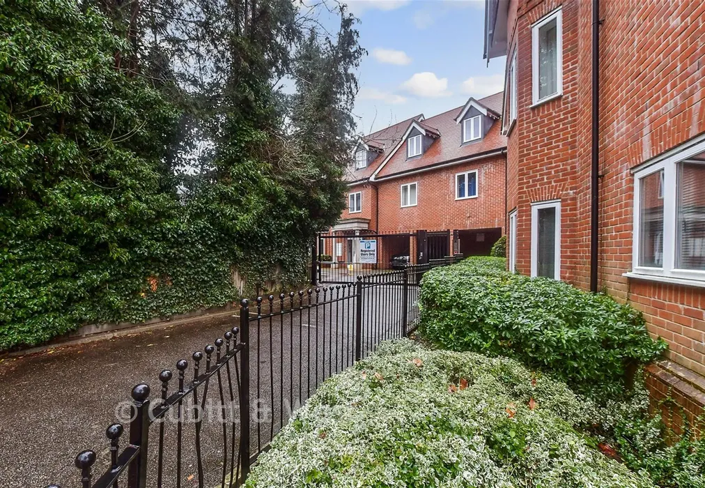 Driveway/Parking. - Hurst Park, Horsham, West Sussex - Wards of Kent