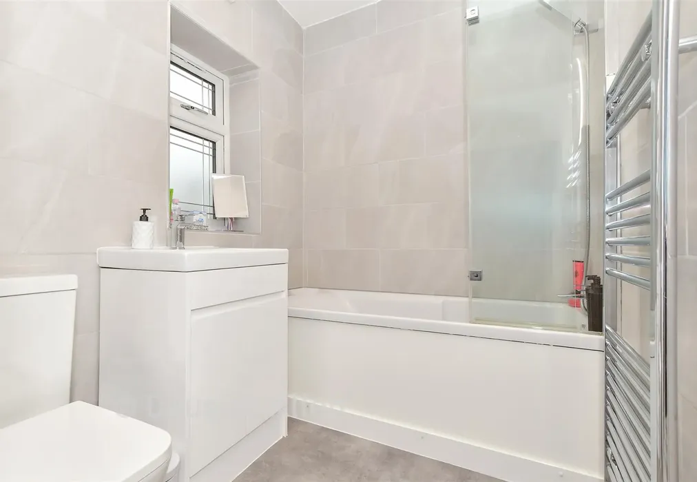 En-Suite - Sackville Crescent, Harold Wood, Essex - Wards of Kent