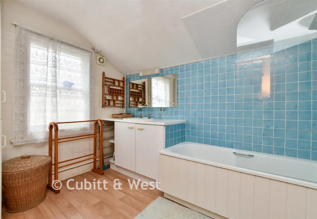 Bathroom - Clyde Road, Brighton, East Sussex - Wards of Kent