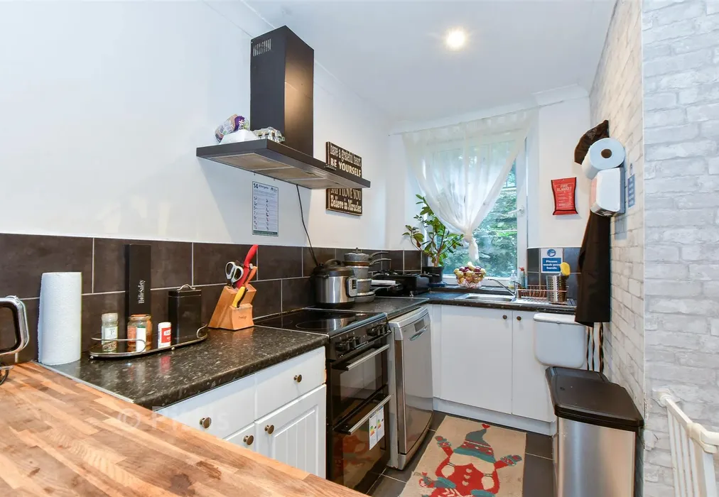 Kitchen - West Hill Road, Ryde, Isle of Wight - Wards of Kent