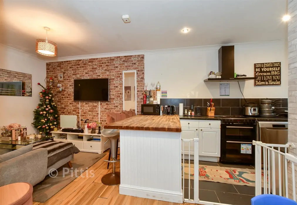 Kitchen - West Hill Road, Ryde, Isle of Wight - Wards of Kent