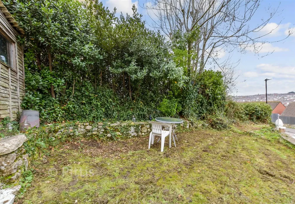 Front Garden - West Hill Road, Ryde, Isle of Wight - Wards of Kent