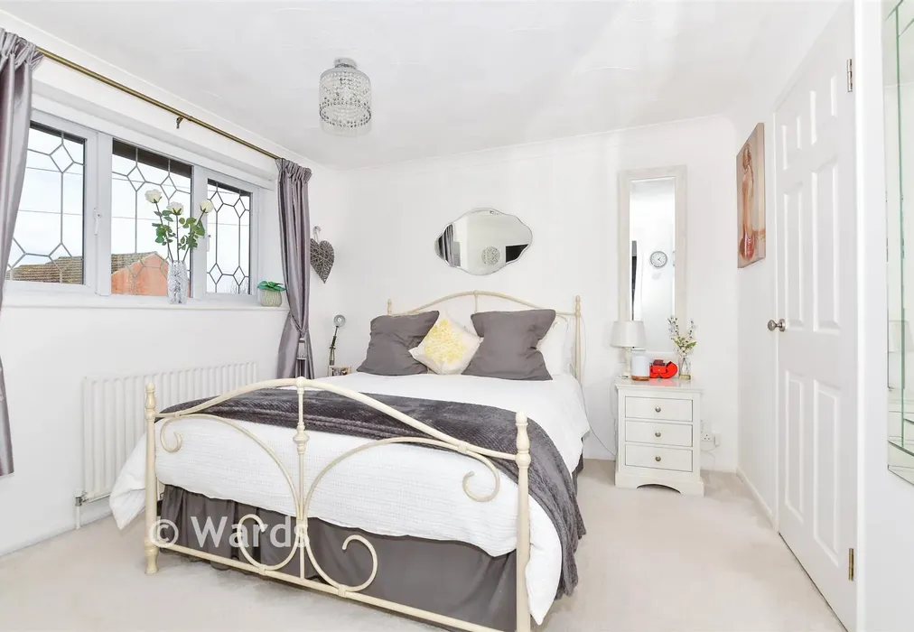 Bedroom 1 - Hillden Shaw, Loose, Maidstone, Kent - Wards of Kent