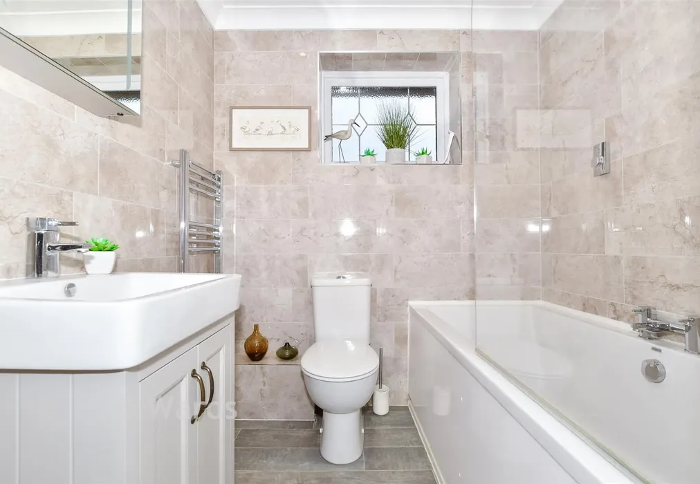 Bathroom - Hillden Shaw, Loose, Maidstone, Kent - Wards of Kent