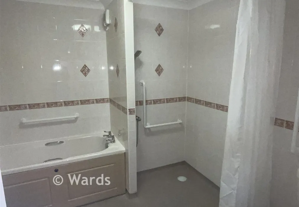 Bath/Wet Room - Harold Road, Margate, Kent - Wards of Kent