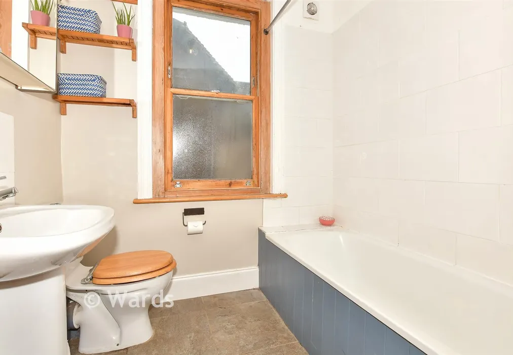Bathroom - St. Augustine's Road, Canterbury, Kent - Wards of Kent