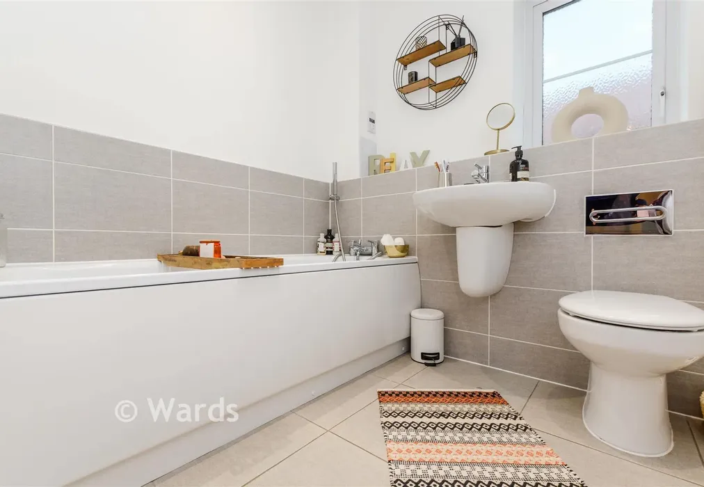 Bathroom - Barchamber Way, Gravesend, Kent - Wards of Kent