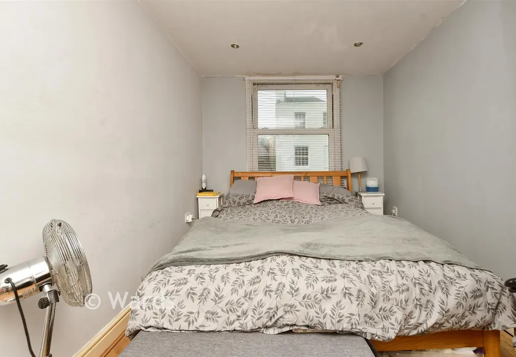 Bedroom 1 - Princes Crescent, Margate, Kent - Wards of Kent
