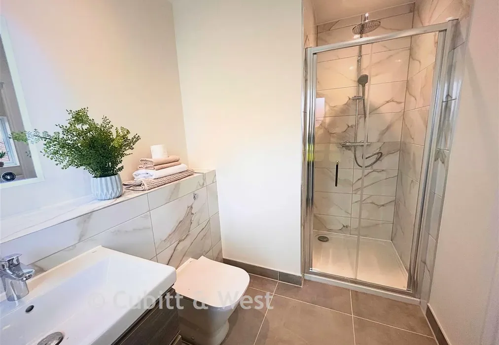 En-Suite - Lewes Road, The Orchards, Ridgewood, Uckfield, East Sussex - Wards of Kent