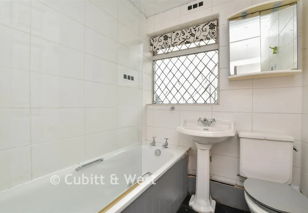 Bathroom - Falmer Road, Woodingdean, Brighton, East Sussex - Wards of Kent