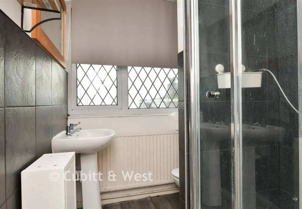En-Suite Shower Room - Falmer Road, Woodingdean, Brighton, East Sussex - Wards of Kent