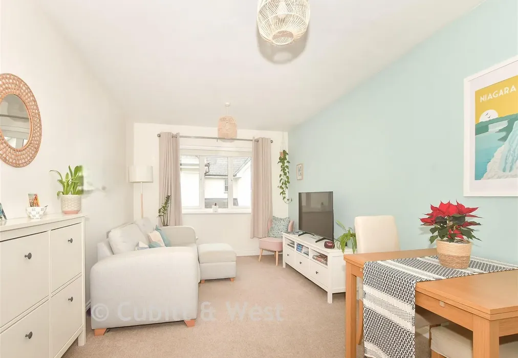 Lounge.. - Gordon Road, Haywards Heath, West Sussex - Wards of Kent