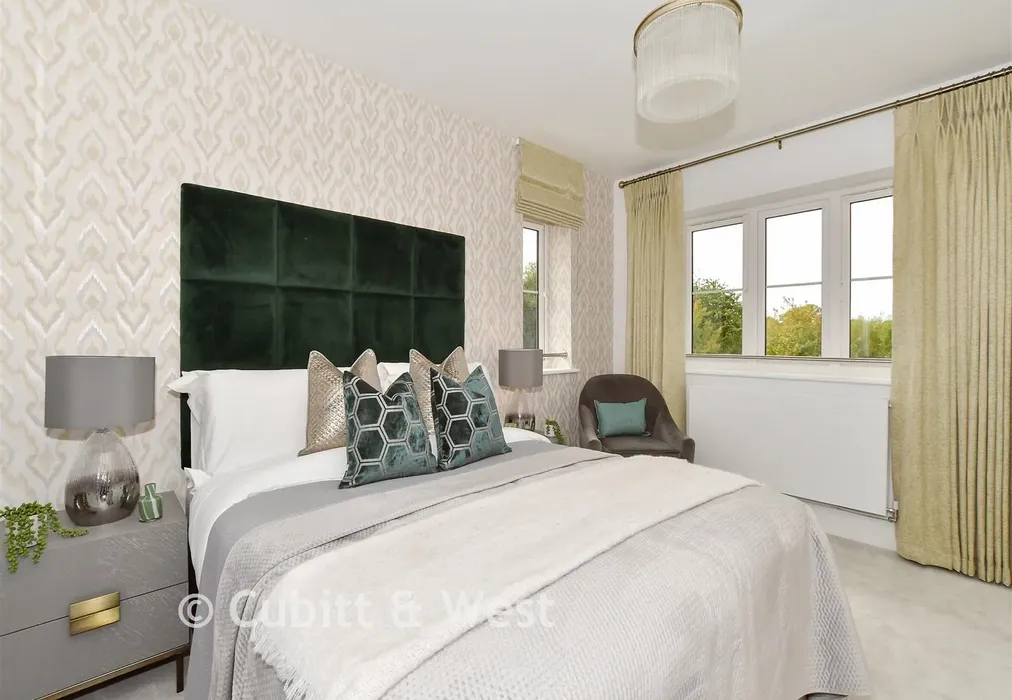Bedroom 1 - The Gallops, Sandygate Lane, Lower Beeding, Horsham, West Sussex - Wards of Kent