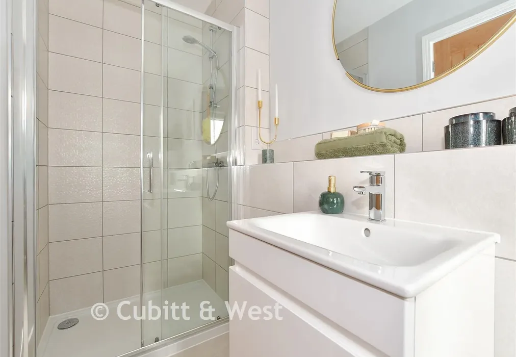 Ensuite - The Gallops, Sandygate Lane, Lower Beeding, Horsham, West Sussex - Wards of Kent