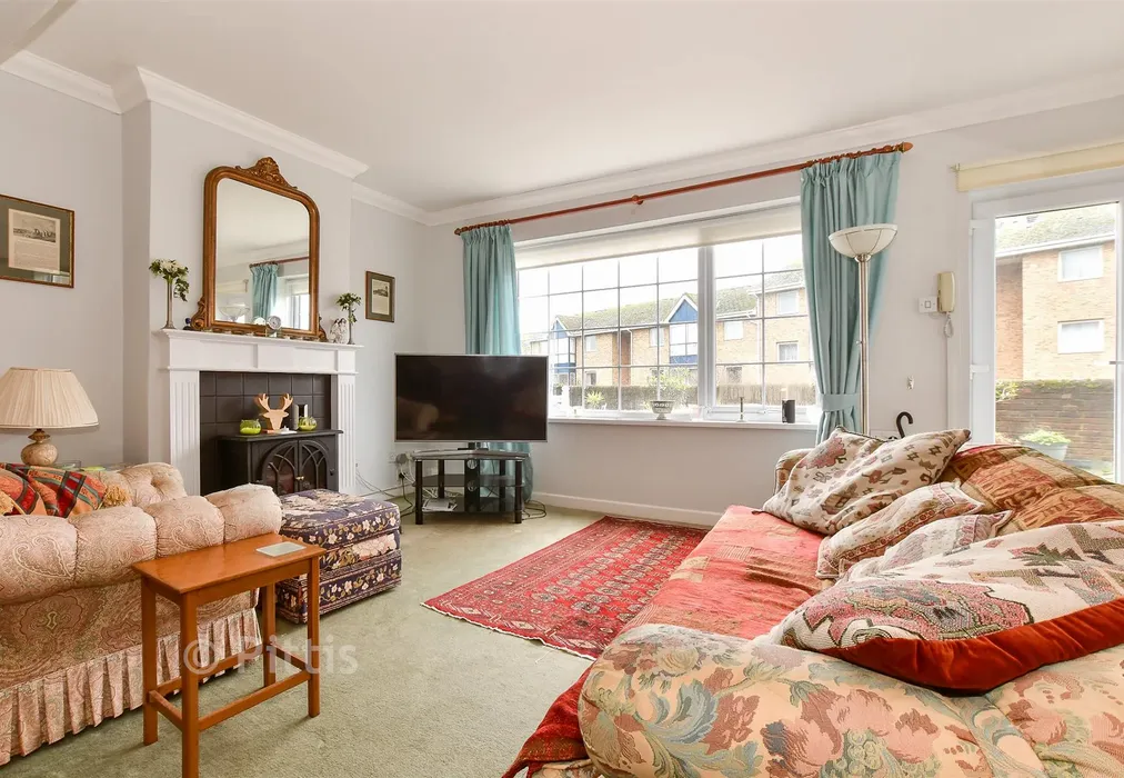 Lounge/ Dining Room - Terminus Road, Cowes, Isle of Wight - Wards of Kent