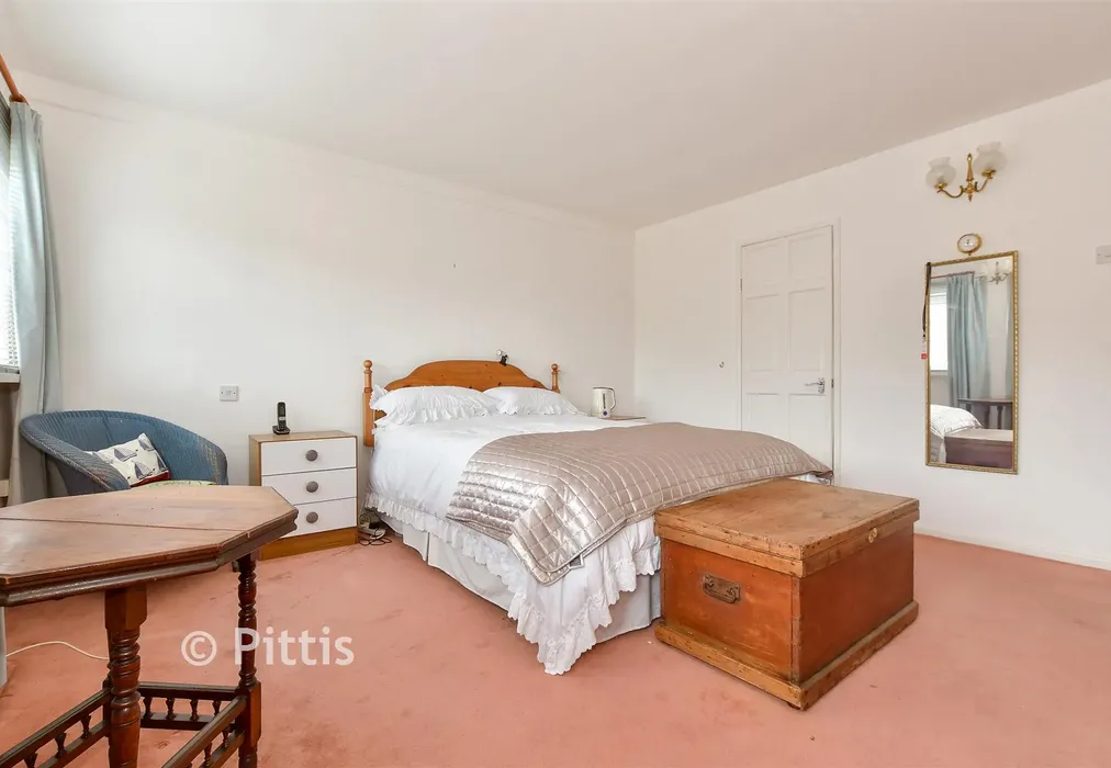 Bedroom 1 - Terminus Road, Cowes, Isle of Wight - Wards of Kent