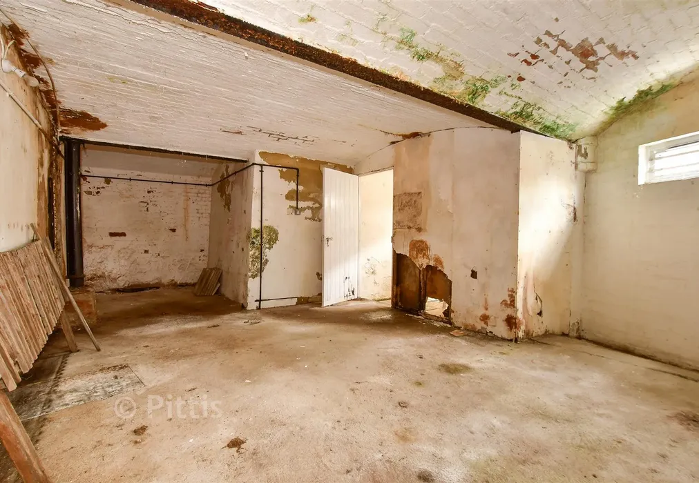 Room 1 - Terminus Road, Cowes, Isle of Wight - Wards of Kent