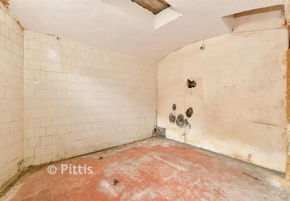 Room 1 - Terminus Road, Cowes, Isle of Wight - Wards of Kent