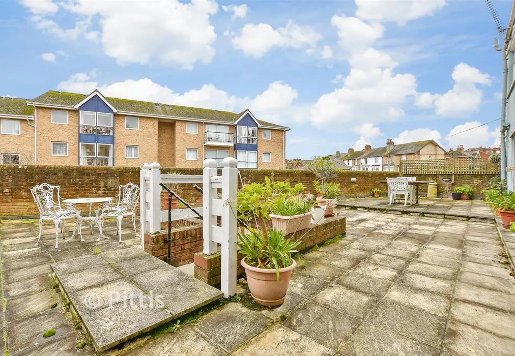 Balcony / Terrace - Terminus Road, Cowes, Isle of Wight - Wards of Kent