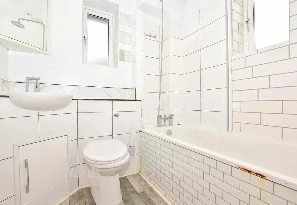 Bathroom - Beauvoir Drive, Church Milton, Sittingbourne, Kent - Wards of Kent
