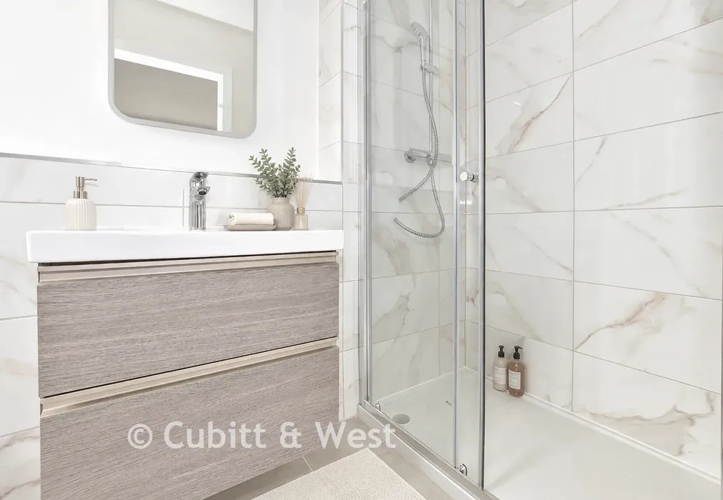En-Suite - Lewes Road, The Orchards, Ridgewood, Uckfield, East Sussex - Wards of Kent